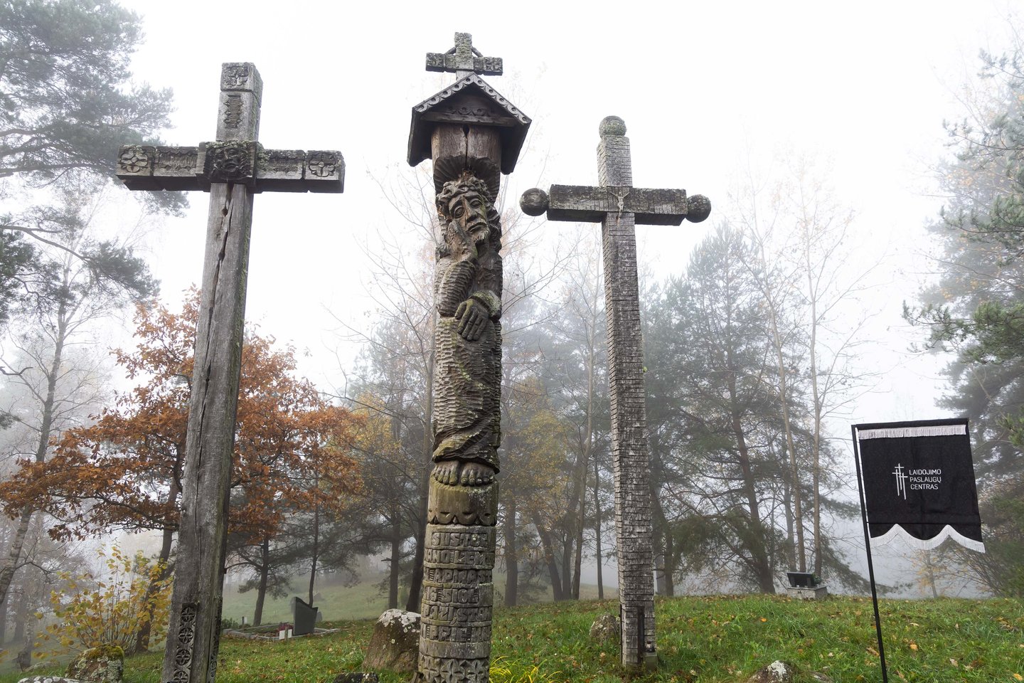 Vienišų ir neatpažintų žmonių kapų tvarkymas Karveliškių kapinėse.<br>D. Labučio/ELTA nuotr.