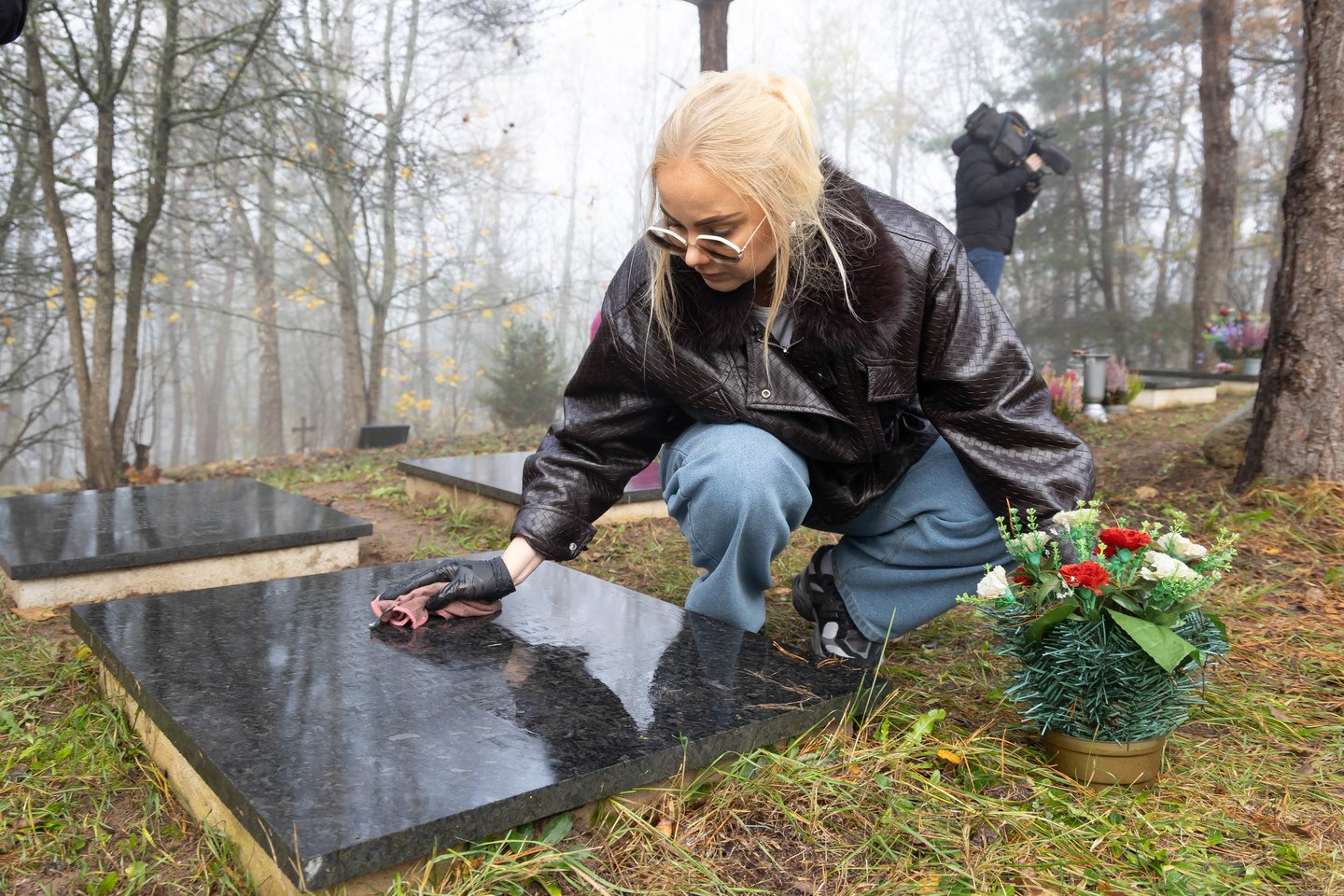 Vienišų ir neatpažintų žmonių kapų tvarkymas Karveliškių kapinėse.<br>D. Labučio/ELTA nuotr.