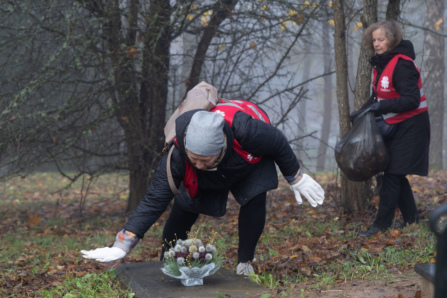 Vienišų ir neatpažintų žmonių kapų tvarkymas Karveliškių kapinėse.<br>D. Labučio/ELTA nuotr.