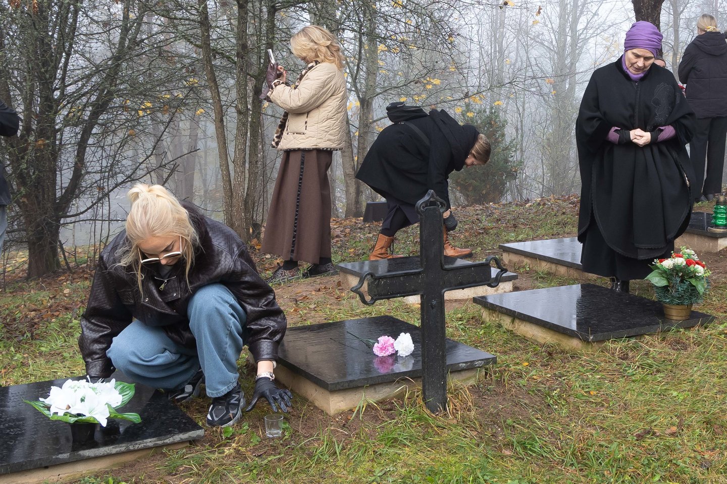 Vienišų ir neatpažintų žmonių kapų tvarkymas Karveliškių kapinėse.<br>D. Labučio/ELTA nuotr.