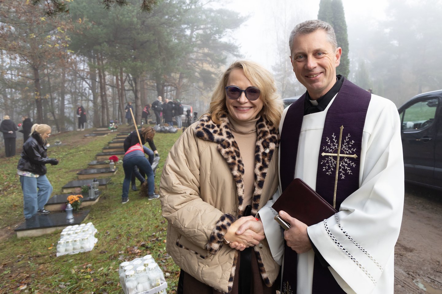 Vienišų ir neatpažintų žmonių kapų tvarkymas Karveliškių kapinėse.<br>D. Labučio/ELTA nuotr.