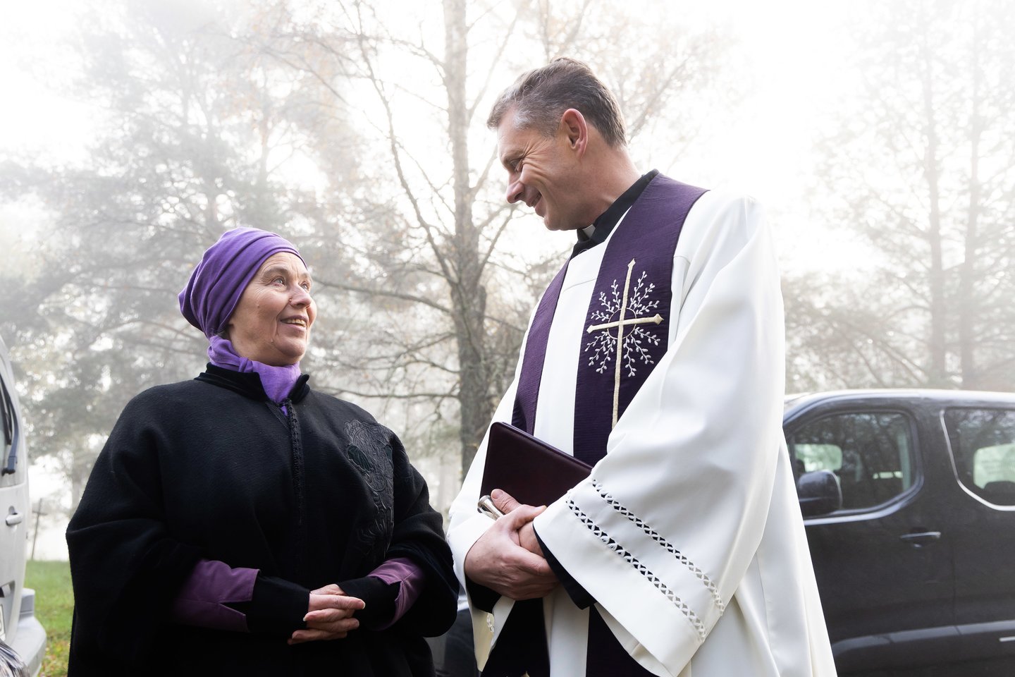 Vienišų ir neatpažintų žmonių kapų tvarkymas Karveliškių kapinėse.<br>D. Labučio/ELTA nuotr.