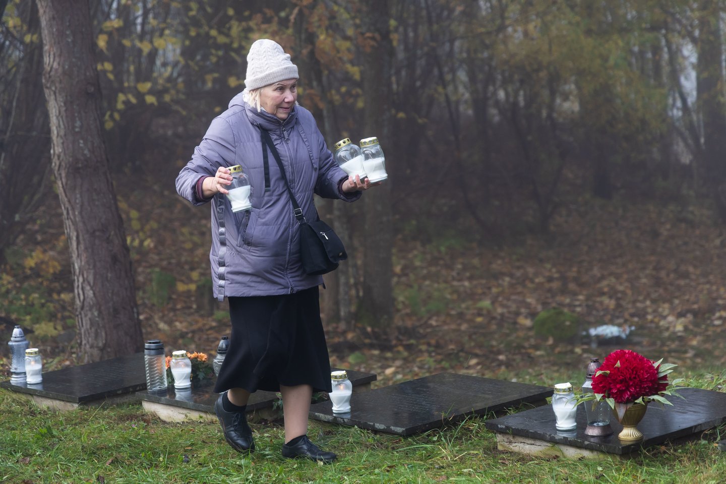 Vienišų ir neatpažintų žmonių kapų tvarkymas Karveliškių kapinėse.<br>D. Labučio/ELTA nuotr.