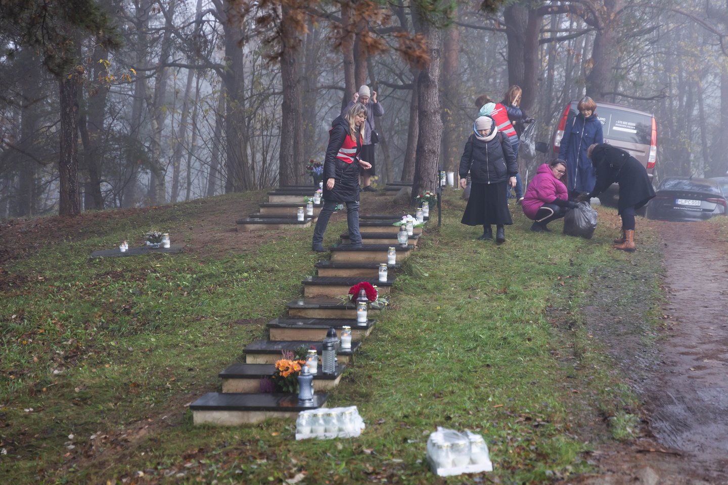 Vienišų ir neatpažintų žmonių kapų tvarkymas Karveliškių kapinėse.<br>D. Labučio/ELTA nuotr.