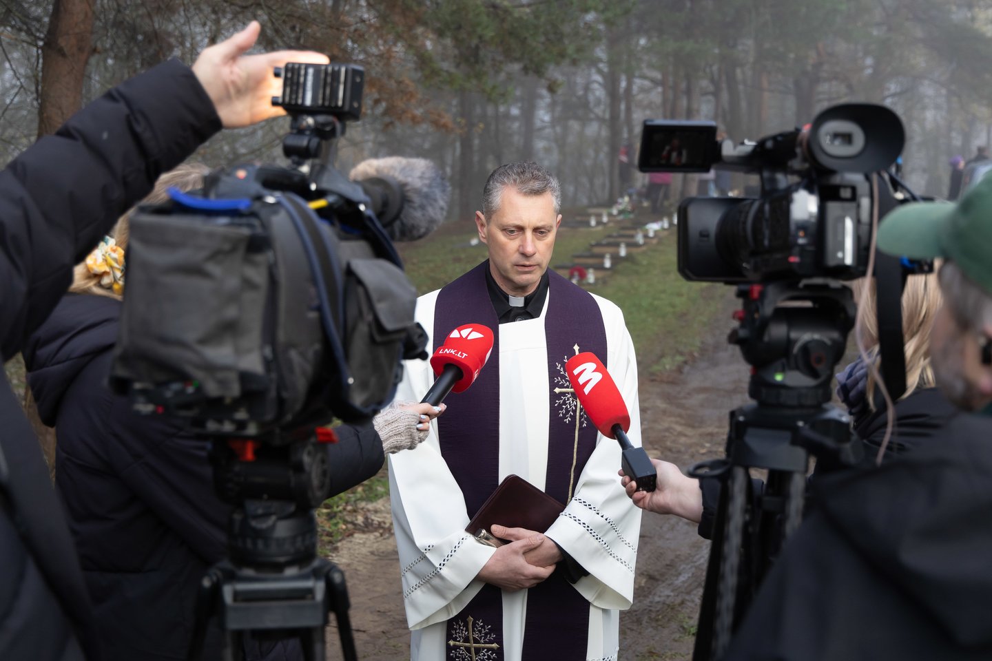Vienišų ir neatpažintų žmonių kapų tvarkymas Karveliškių kapinėse.<br>D. Labučio/ELTA nuotr.