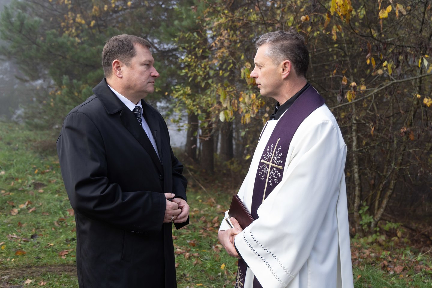 Vienišų ir neatpažintų žmonių kapų tvarkymas Karveliškių kapinėse.<br>D. Labučio/ELTA nuotr.