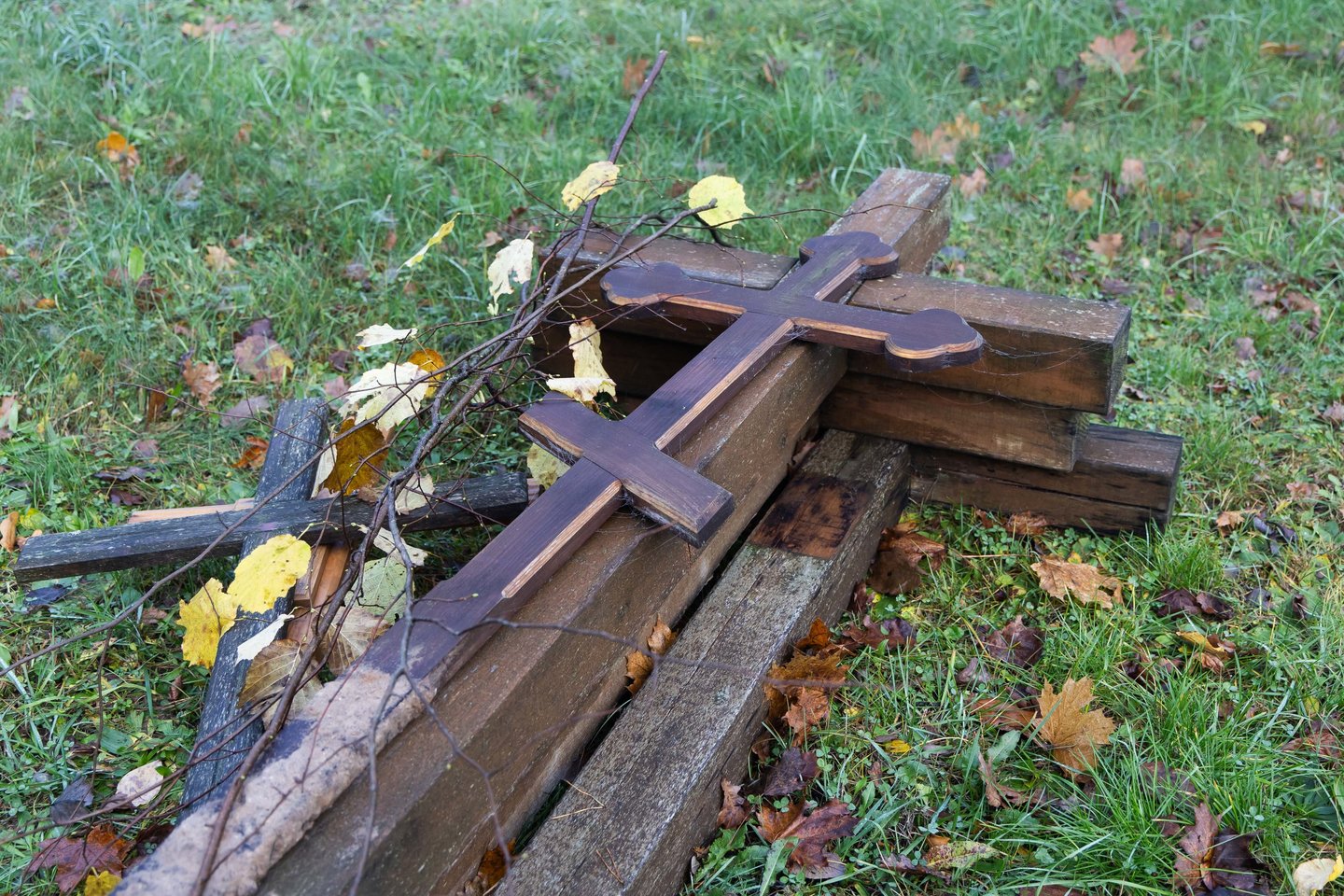 Vienišų ir neatpažintų žmonių kapų tvarkymas Karveliškių kapinėse.<br>D. Labučio/ELTA nuotr.
