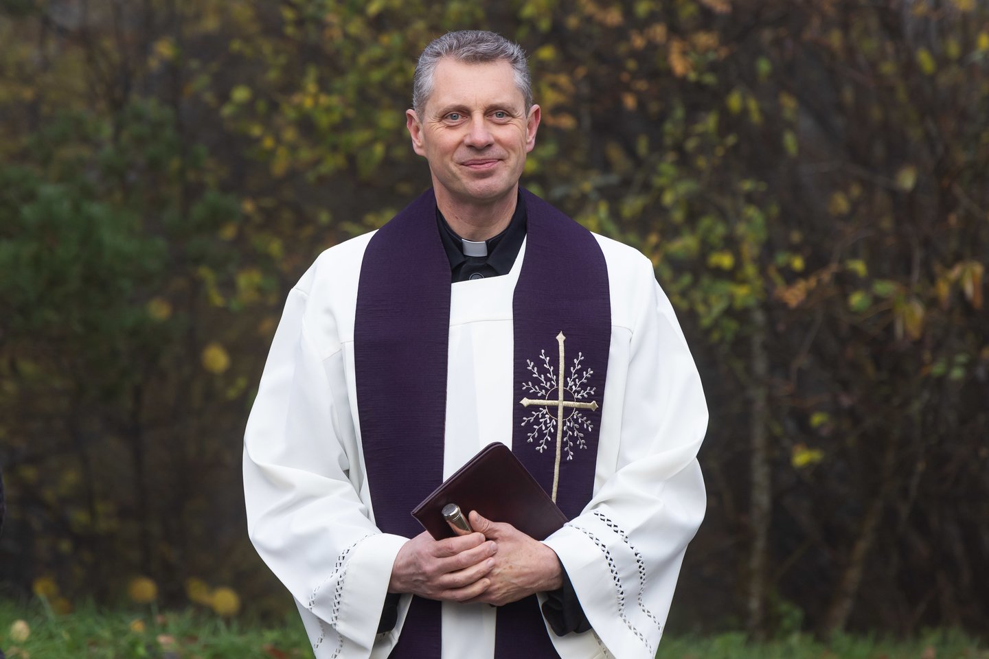 Vienišų ir neatpažintų žmonių kapų tvarkymas Karveliškių kapinėse.<br>D. Labučio/ELTA nuotr.