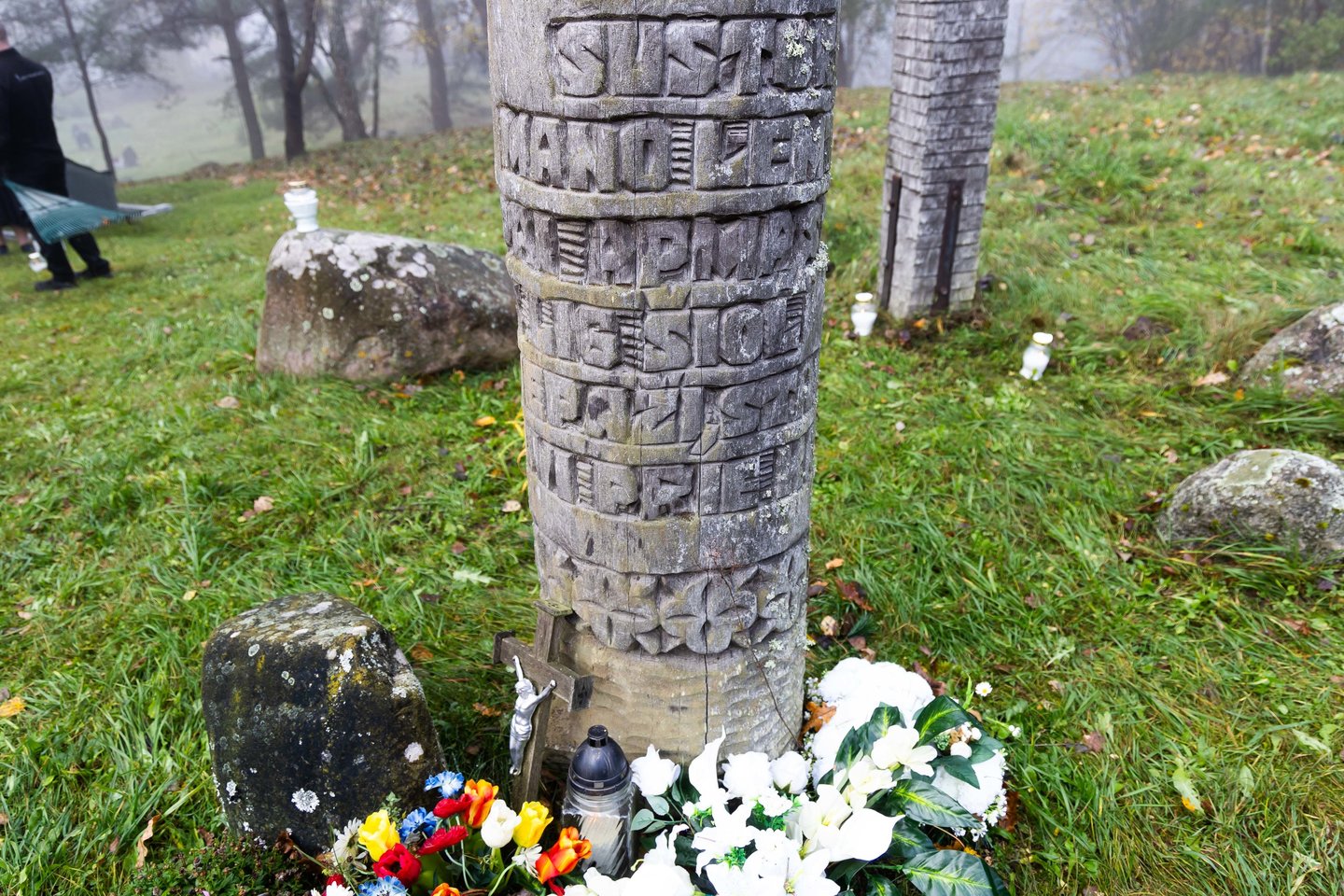 Vienišų ir neatpažintų žmonių kapų tvarkymas Karveliškių kapinėse.<br>D. Labučio/ELTA nuotr.