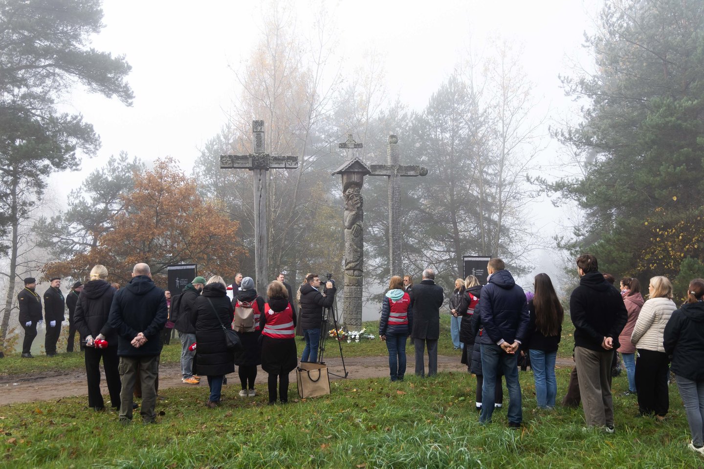 Vienišų ir neatpažintų žmonių kapų tvarkymas Karveliškių kapinėse.<br>D. Labučio/ELTA nuotr.