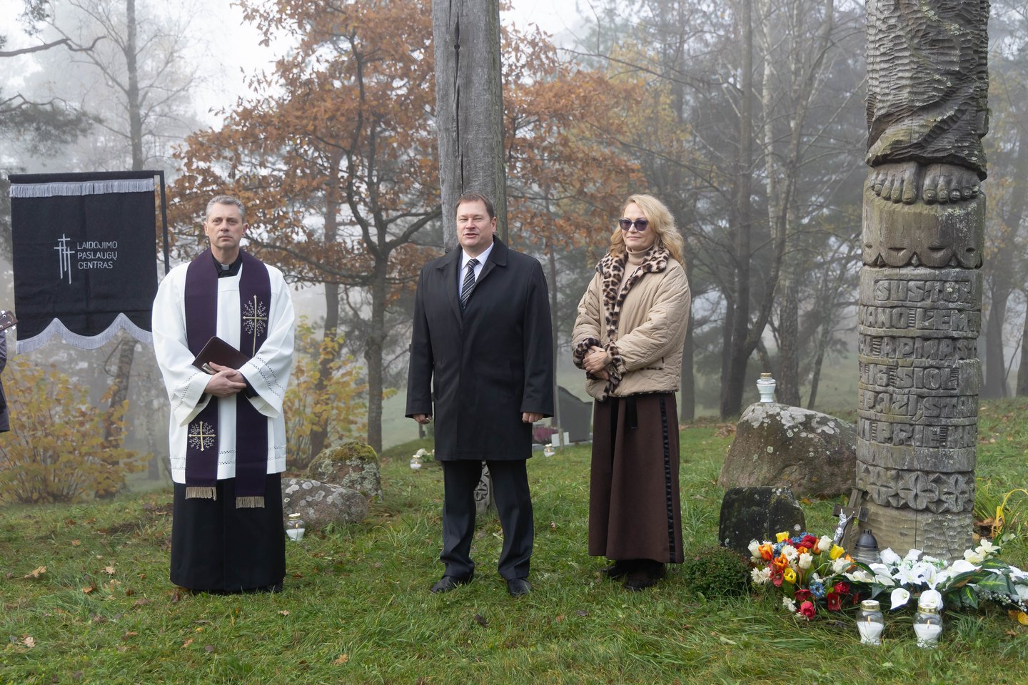 Vienišų ir neatpažintų žmonių kapų tvarkymas Karveliškių kapinėse.<br>D. Labučio/ELTA nuotr.