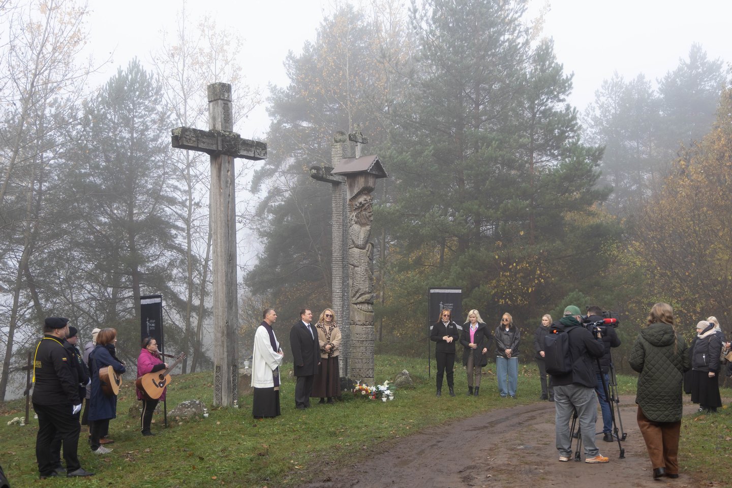 Vienišų ir neatpažintų žmonių kapų tvarkymas Karveliškių kapinėse.<br>D. Labučio/ELTA nuotr.