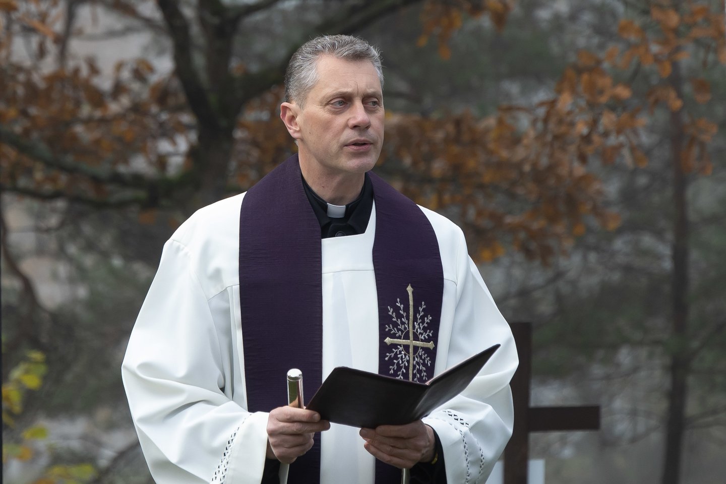 Vienišų ir neatpažintų žmonių kapų tvarkymas Karveliškių kapinėse.<br>D. Labučio/ELTA nuotr.