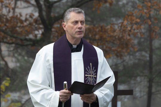 Vilniaus kapinėse – jautri ceremonija: malda prie naujagimių ir vienatvėje mirusiųjų kapų 