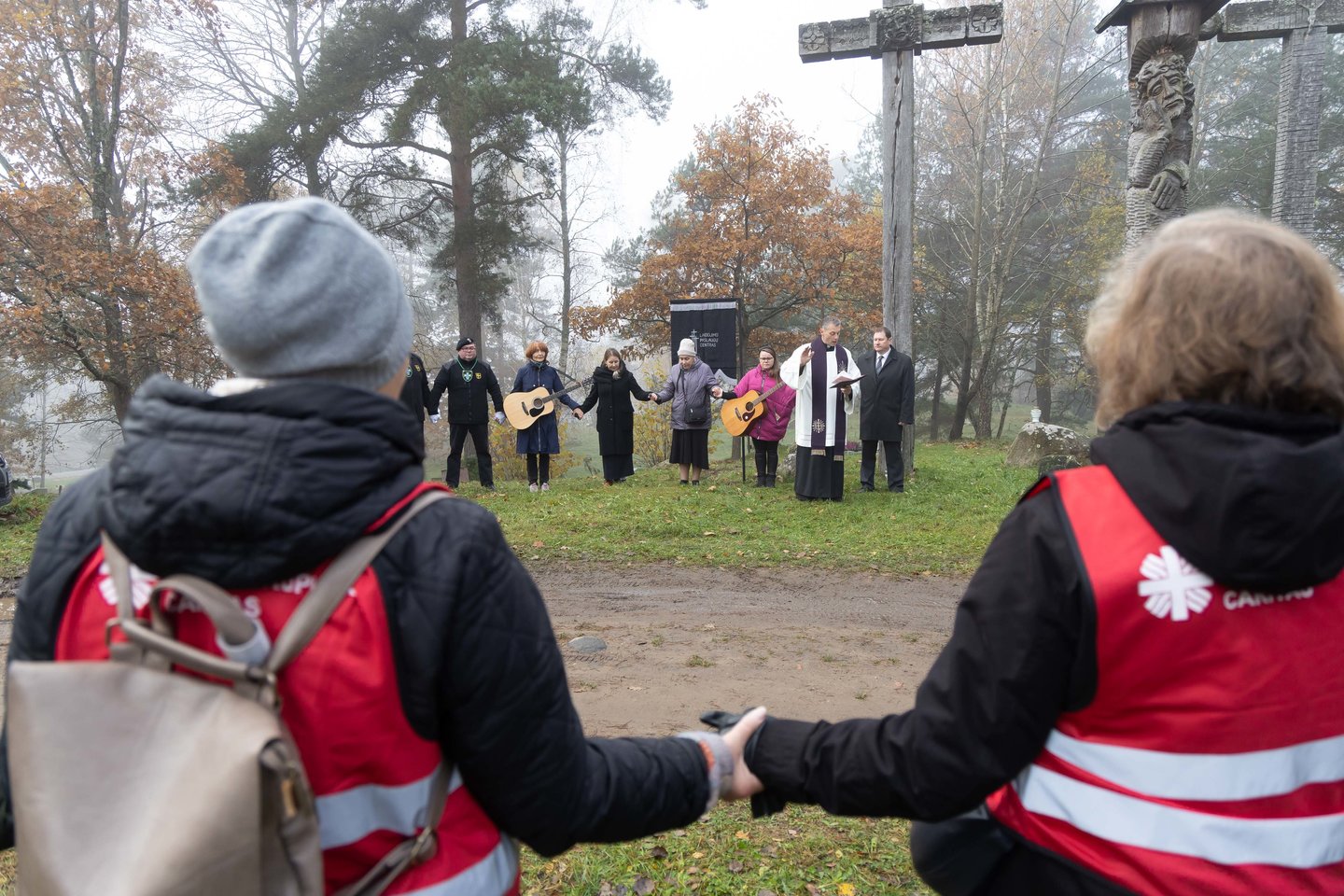 Vienišų ir neatpažintų žmonių kapų tvarkymas Karveliškių kapinėse.<br>D. Labučio/ELTA nuotr.