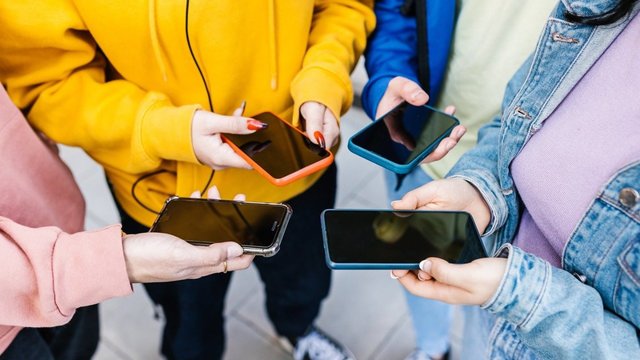 Įspėja dėl internete tykančių pavojų vaikams: siūloma griežtai riboti socialinius tinklus   