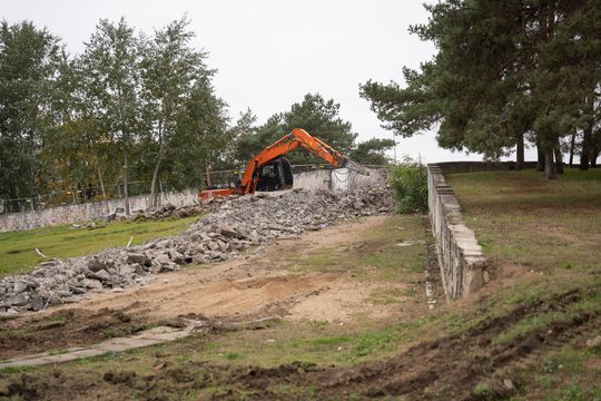 Kaune aptvėrus ilgai apleistą aikštę atgijo senos baimės: paaiškėjo, kas čia iš tiesų iškils