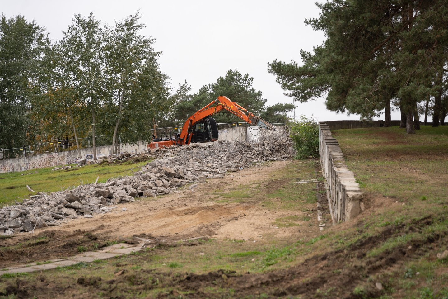 Sąjungos aikštė daug metų buvo apleista. Spalį prasidėjo jos atnaujinimo darbai – išmontuojama sena aikštės danga.