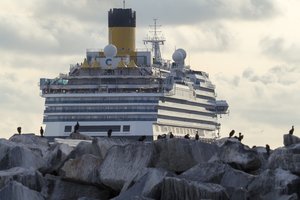 Svajonė gyventi kruiziniame laive virto košmaru: dėl degalų kainų keleiviai liko be namų