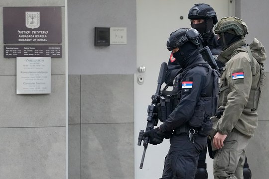 Prie Izraelio ambasados Belgrade – teroristinis išpuolis: užpuolikas nukautas