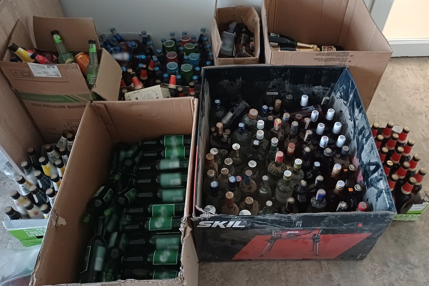 Iš nelegalios prekybos išimta 226 vienetai įvairių stipriųjų alkoholinių gėrimų ir 121 vienetai įvairių silpnųjų alkoholinių gėrimų.