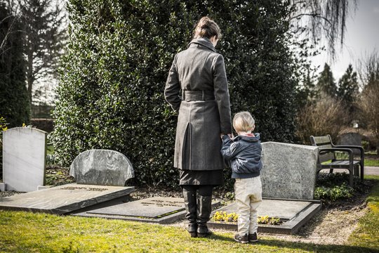 Vaiko teisių gynėjai pataria, kaip kalbėtis su vaiku apie netektį