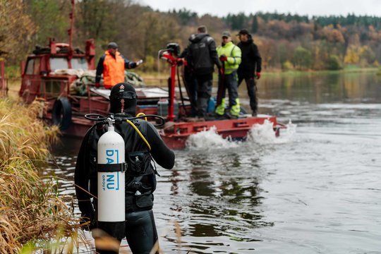 Iš Neries ištrauktas toną sveriantis vamzdis: „Darnu Group“ inicijuoti upės valymo darbai atskleidžia taršos mastą