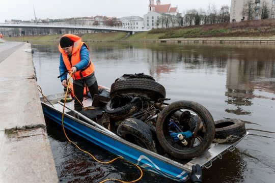 Neries dugne – toną sveriantis radinys: upės valymas atskleidė taršos mastą