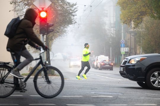 Per šalį slinks lietaus debesys: matomumą kelyje blogins rūkas