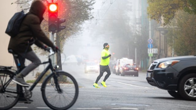 Per šalį slinks lietaus debesys: matomumą kelyje blogins rūkas