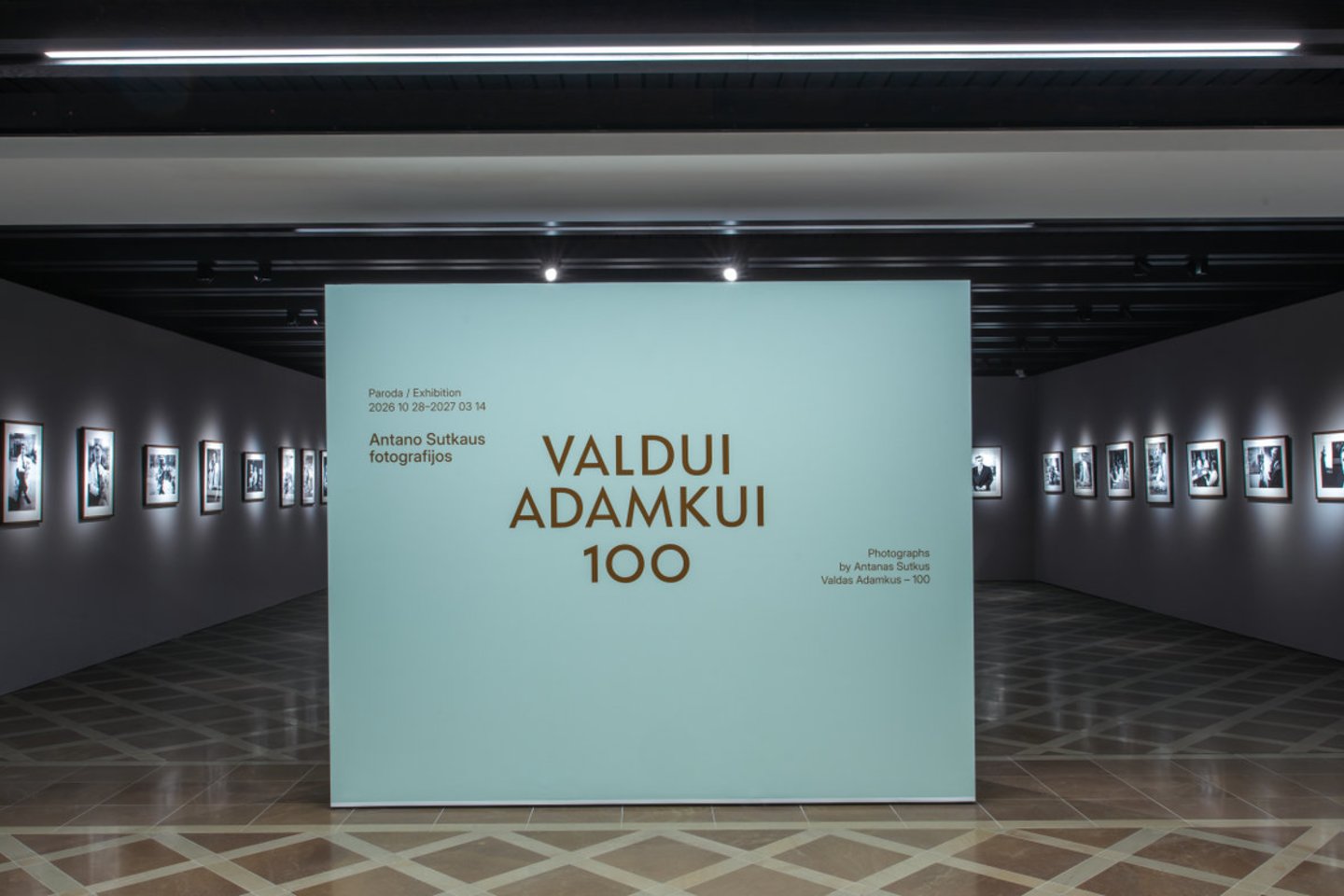 A.Sutkaus fotografijų parodos „Valdui Adamkui – 100“ Valdovų rūmų muziejuje fragmentas.