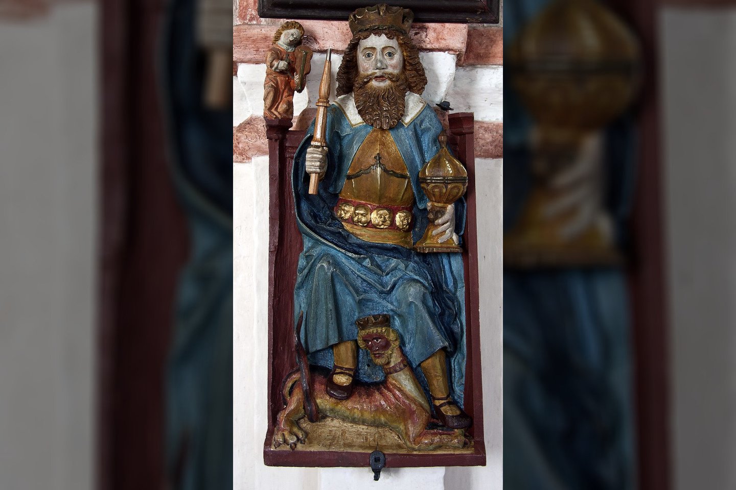 Viduramžių šv. Olofo atvaizduose matyti tradiciniai dievo Toro bruožai. Ši medinė statula yra iš Šv. Olofo bažnyčios Skanijoje, pietų Švedijoje.