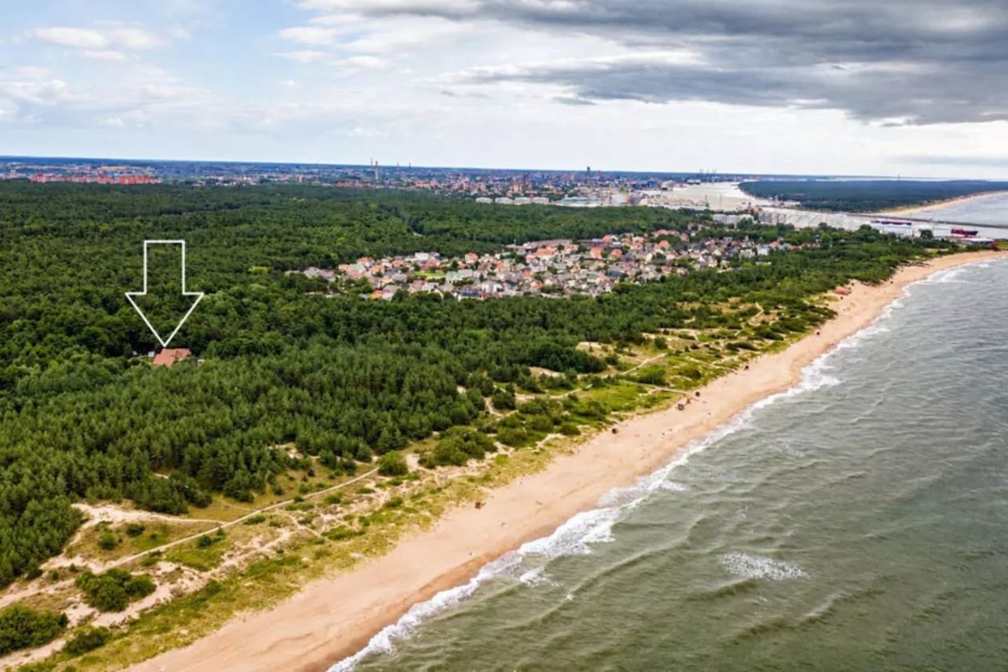 Vos 200 metrų nuo jūros, pušyno apsuptyje esantis sklypas Melnragėje parduodamas už 3 mln. eurų.