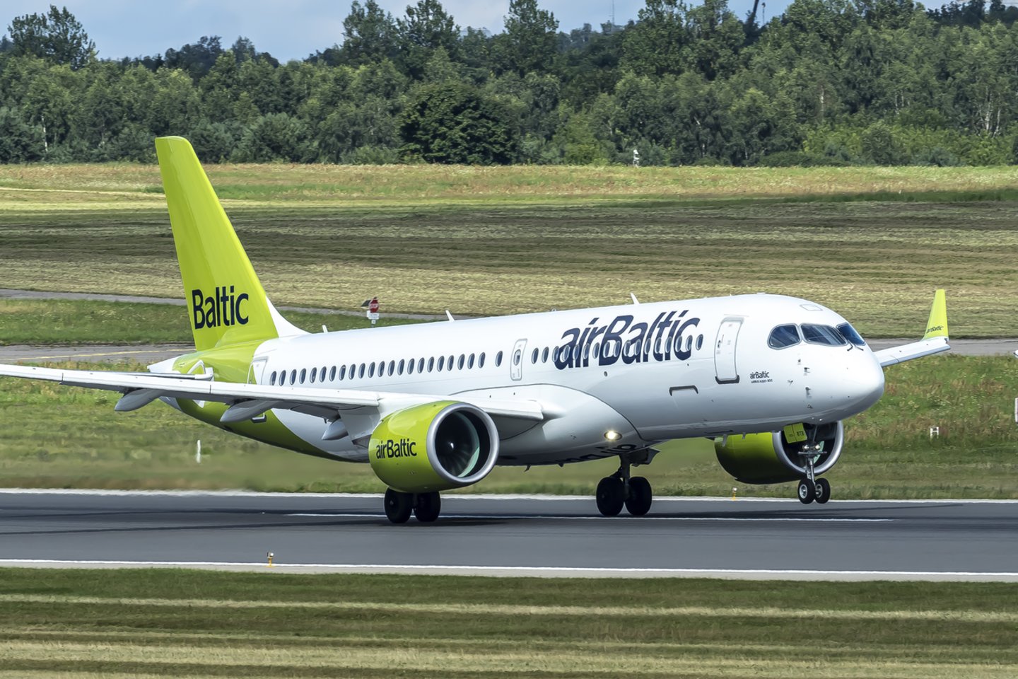 Latvijos nacionalinė oro bendrovė „airBaltic“ planuoja atleisti apie 100 šiuo metu joje dirbančių pilotų ir apie 200 skrydžių palydovų.