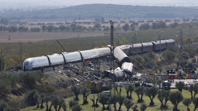 Naujausi vaizdai iš katastrofos vietos Ispanijoje: žuvusiųjų skaičius išaugo iki 68, ministras kaltina „nepaaiškinamą“ sprendimą