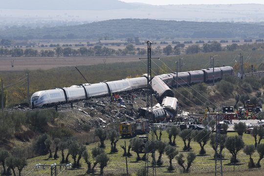 Naujausi vaizdai iš katastrofos vietos Ispanijoje: žuvusiųjų skaičius išaugo iki 68, ministras kaltina „nepaaiškinamą“ sprendimą