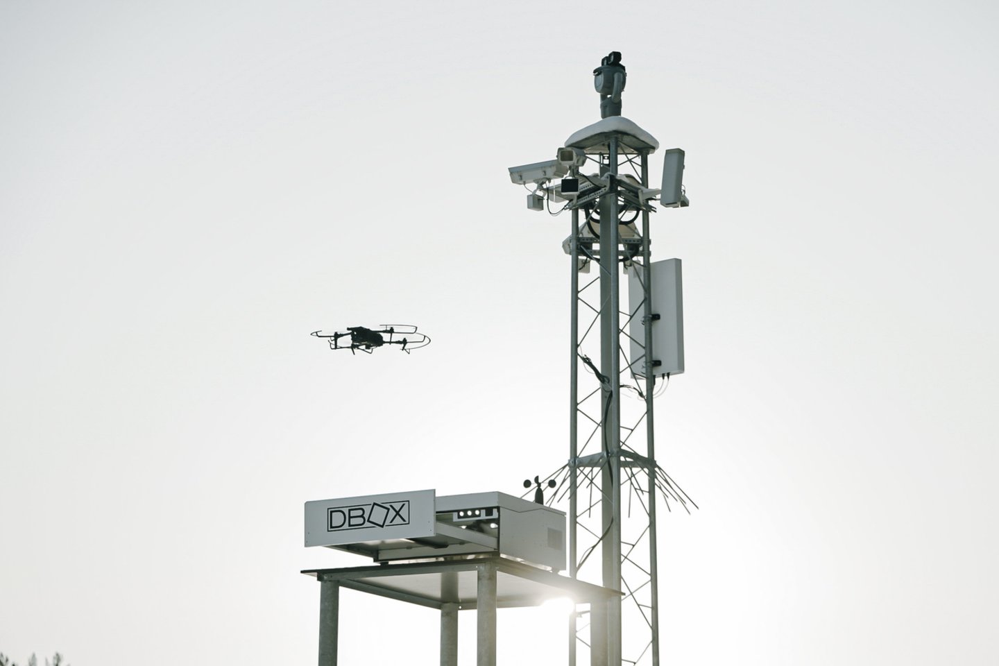 Bendrovės kuriamos autonominės dronų stotelės „DBOX“ leidžia bepiločiams orlaiviams automatiškai pakilti, atlikti užduotis ir sugrįžti į įkrovimo vietą, o operatoriui – juos valdyti nuotoliniu būdu.