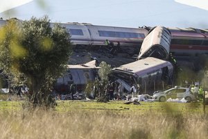 Traukinių katastrofos Ispanijoje aukų skaičius išaugo iki 69
