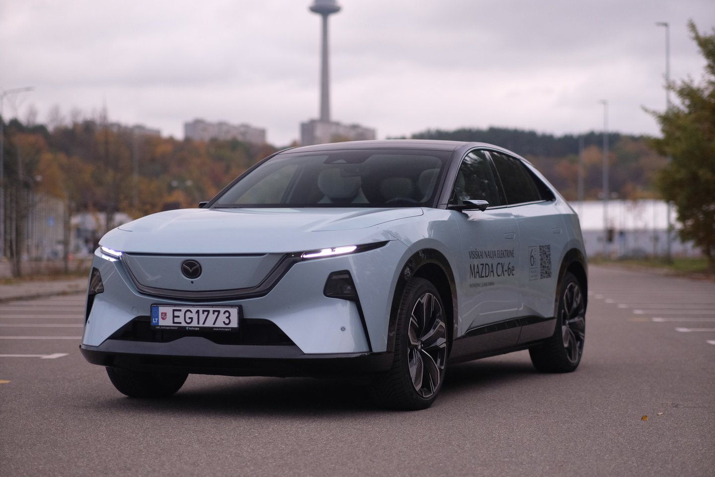 Naujoji „Mazda CX-6e“.