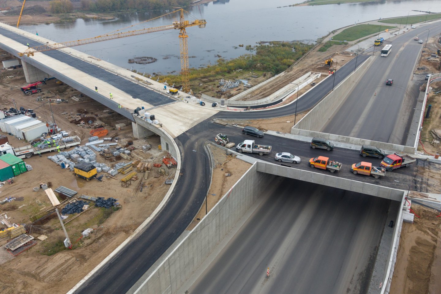 Tiltą jungiantis tunelis ir viadukas.