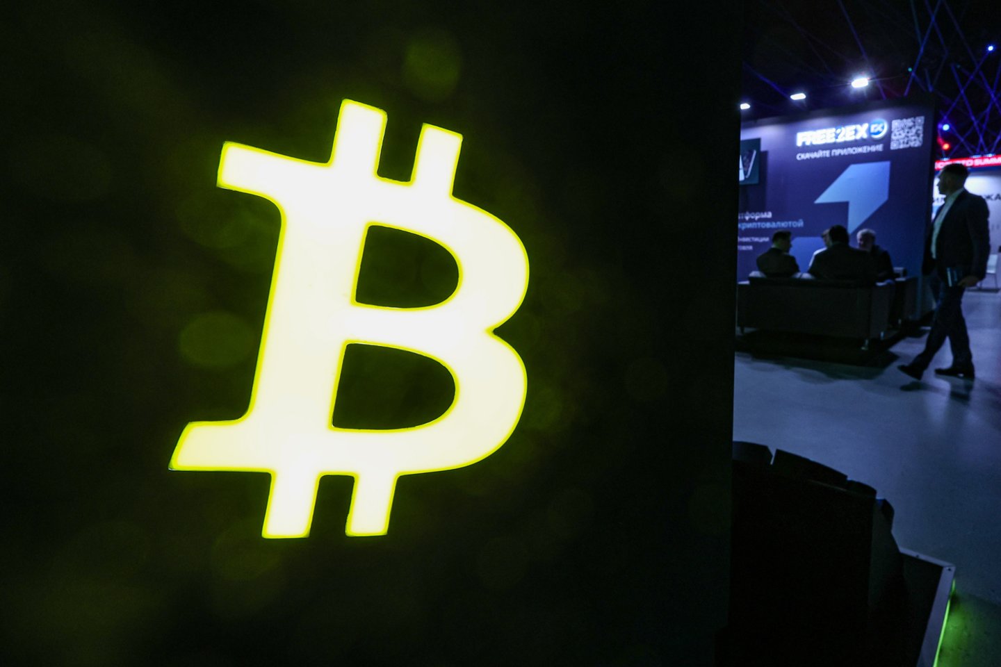 Apie 6 val. Lietuvos laiku bitkoino ir „Ethereum“ kainos buvo sumažėjusios 0,8 proc. ir jų vertė jau buvo pakilusi po atitinkamai beveik 5 ir 6 proc. nuosmukio.