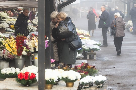 Keliaujant iš namų nepamirškite skėčio: ilgasis savaitgalis bus niūrus ir drėgnas