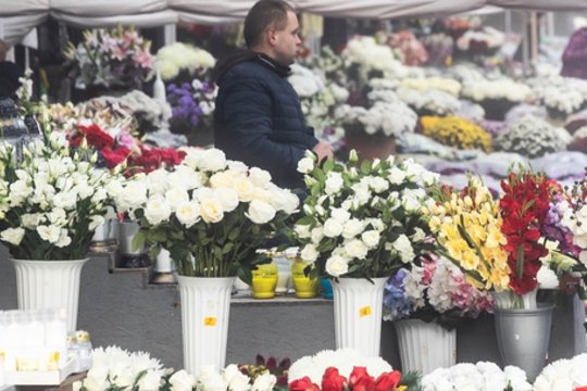 Pastebi pasikeitusius žmonių įpročius puošiant kapus: viena gėlių rūšis vis dar išlieka karaliene