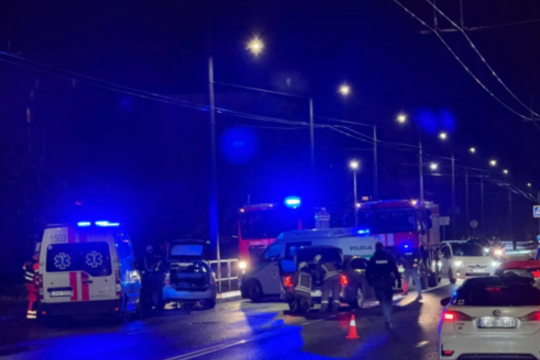 Kaune – stipri avarija: suvažiavo visos tarnybos, gali būti sužeistų