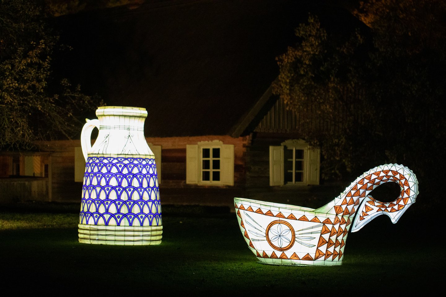 Lietuvos etnografijos muziejus Rumšiškėse vėl nušvito tūkstančiais šviesų – čia sugrįžo jau tradicija tapęs didysis šviesos ir žibintų festivalis.
