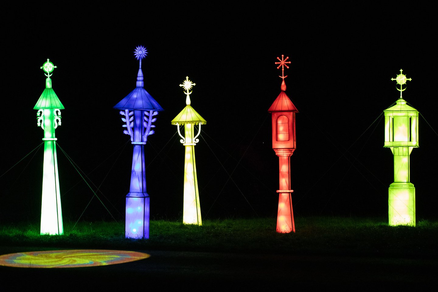 Lietuvos etnografijos muziejus Rumšiškėse vėl nušvito tūkstančiais šviesų – čia sugrįžo jau tradicija tapęs didysis šviesos ir žibintų festivalis.<br>Vitos Kučinskienės nuotr.