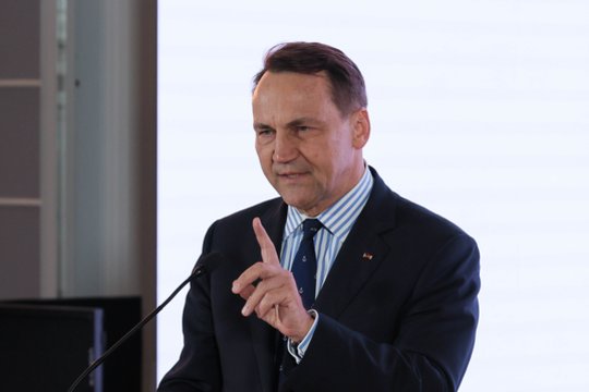 Karas Ukrainoje. R. Sikorskis įvardijo sąlygą rusiškų dujų grįžimui į Europą