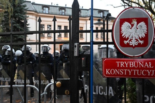 Lenkiją drebina konstitucinė krizė: nušalintas KT pirmininkas, dislokuota riaušių policija