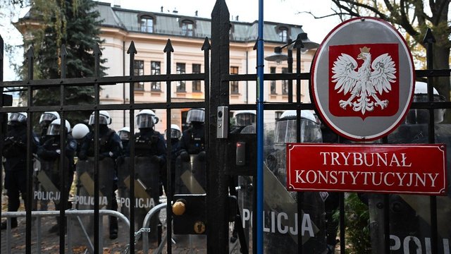 Lenkiją drebina konstitucinė krizė: nušalintas KT pirmininkas, dislokuota riaušių policija